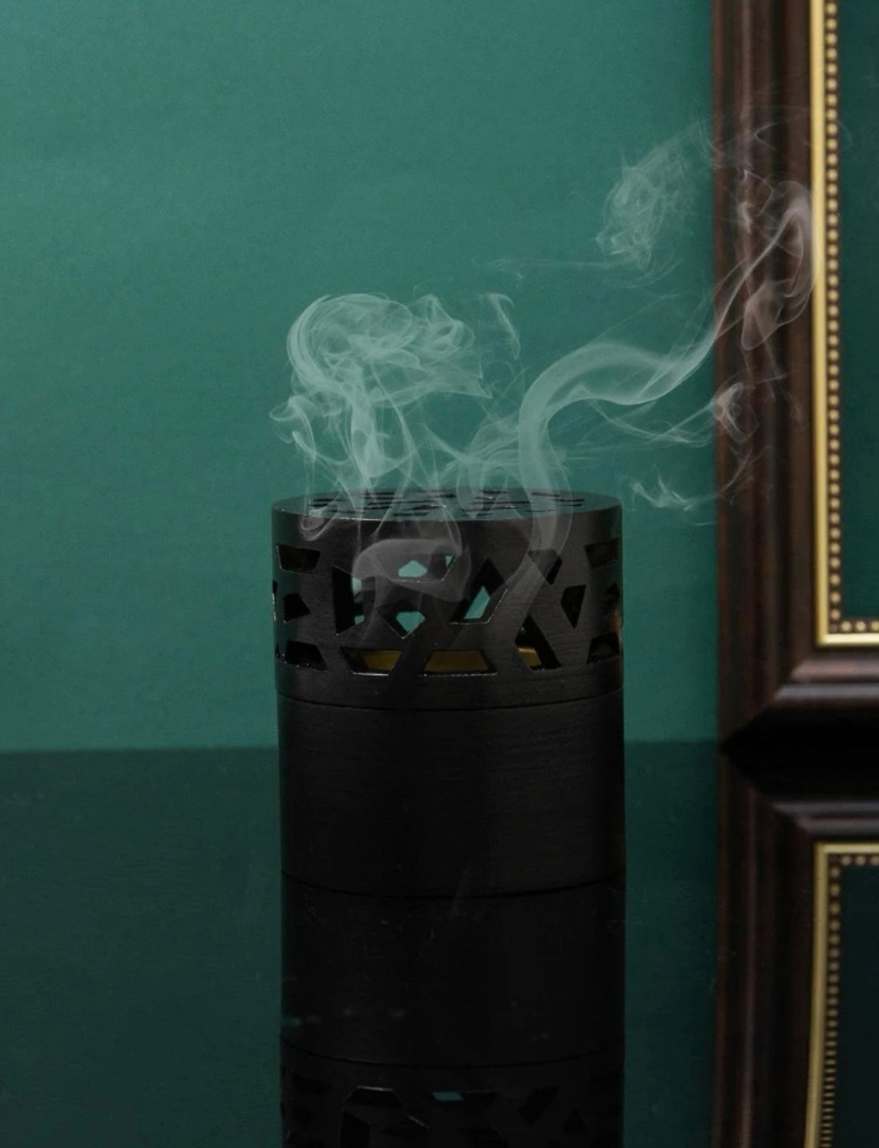 Black Cut Out Circle Bakhoor Burner